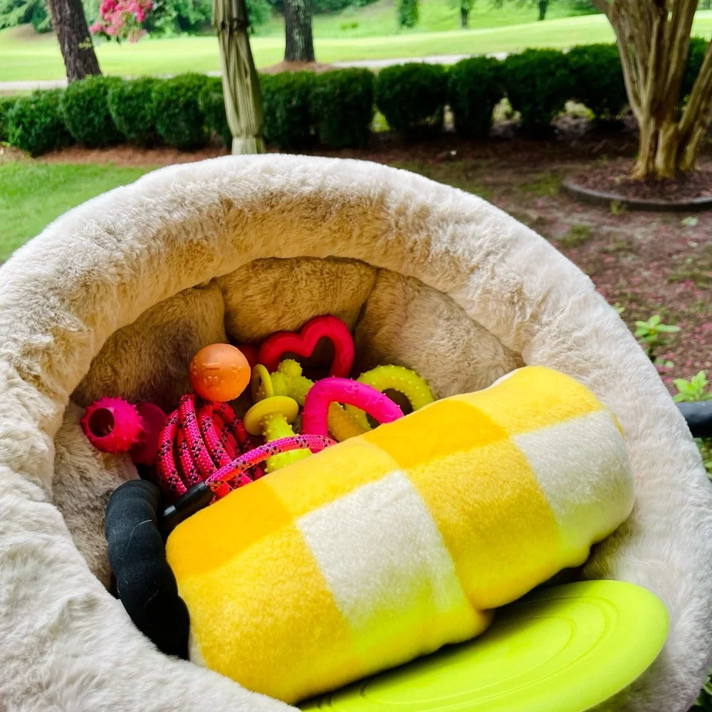 NWT🐾💗Small Dog Gift Bed Basket💗🐾Comes w/leash,blanket,8 great toys,plush…